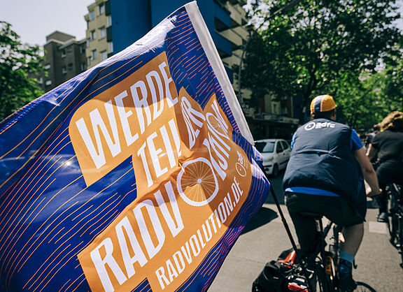 Fahne am Fahrrad mit Aufdruck Werde Teil der Radvolution