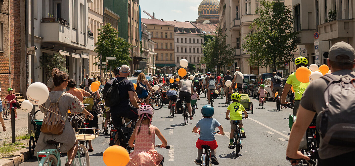 Sternfahrt Berlin mit Ballons Fahrradgruppe mit bunten Ballons fahren während der Sternfahrt Berlin auf der Straße